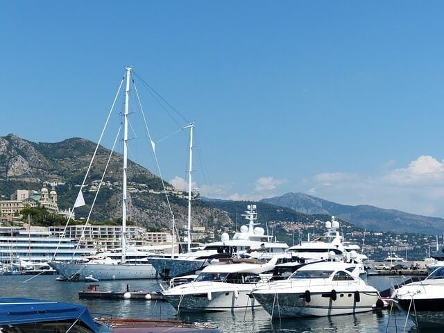 Sicherlich liegt hier auch die eine oder andere Fußballer Yacht, im Hafen von Monaco. Egal ob er beim ASM spielt, oder nicht.