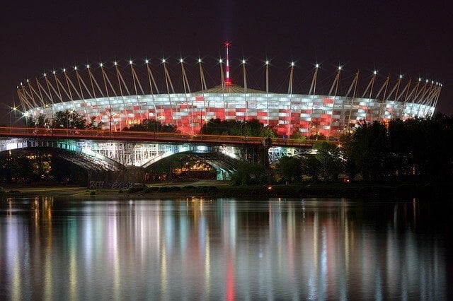 Stadion in Warschau bei Nacht.